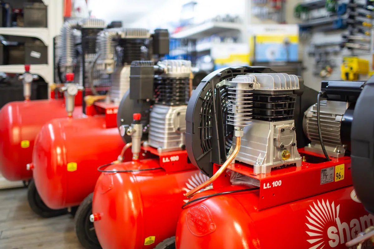 Compressori d'aria rossi in officina