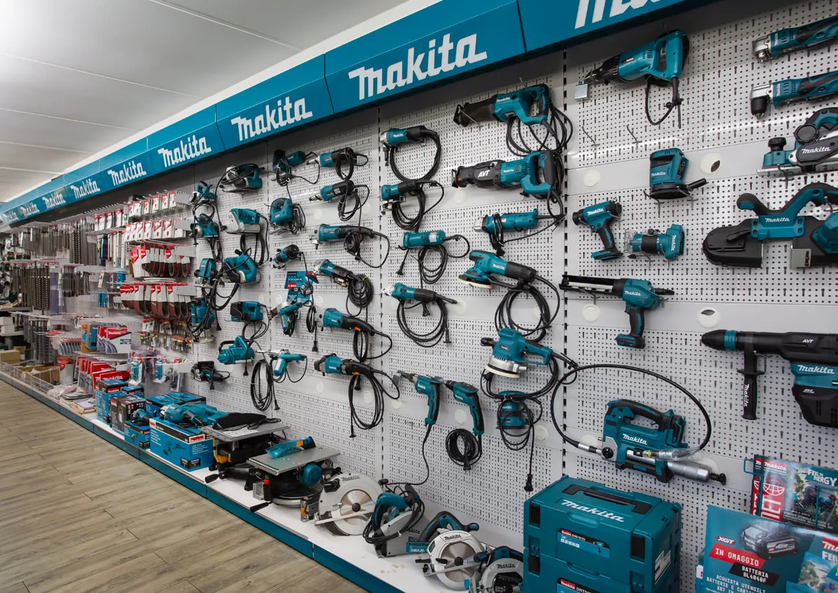 Espositore con elettroutensili Makita nel punto vendita