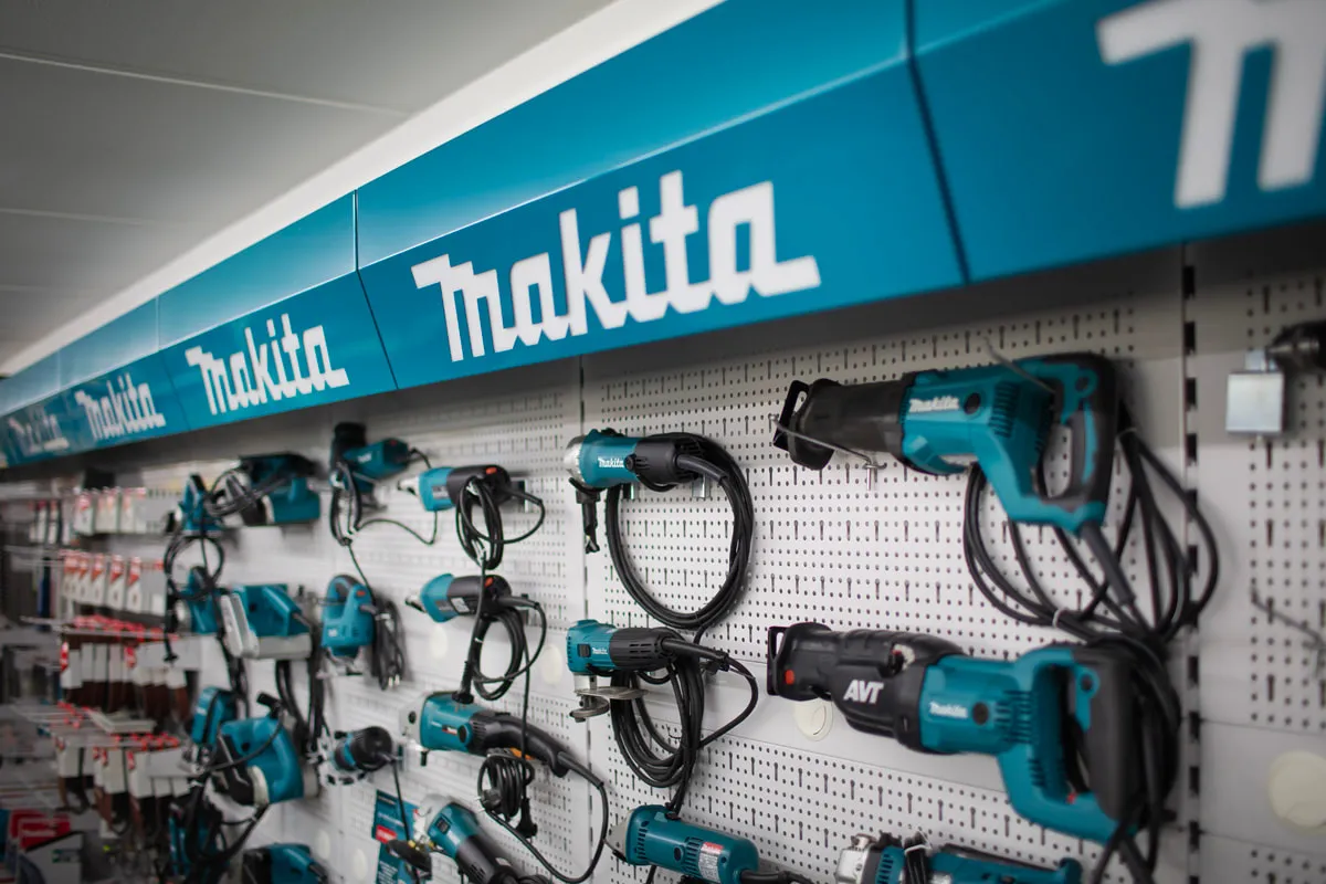 Espositore Makita con trapani e avvitatori nel punto vendita