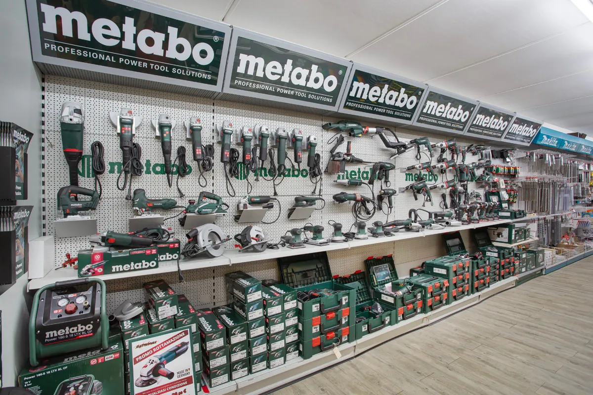 Espositore Metabo con elettroutensili professionali