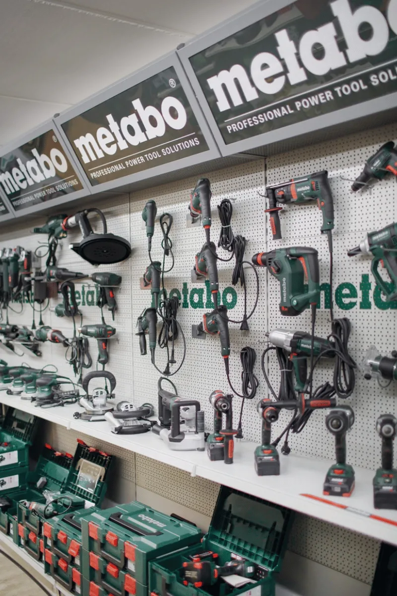 Espositore Metabo con elettroutensili professionali