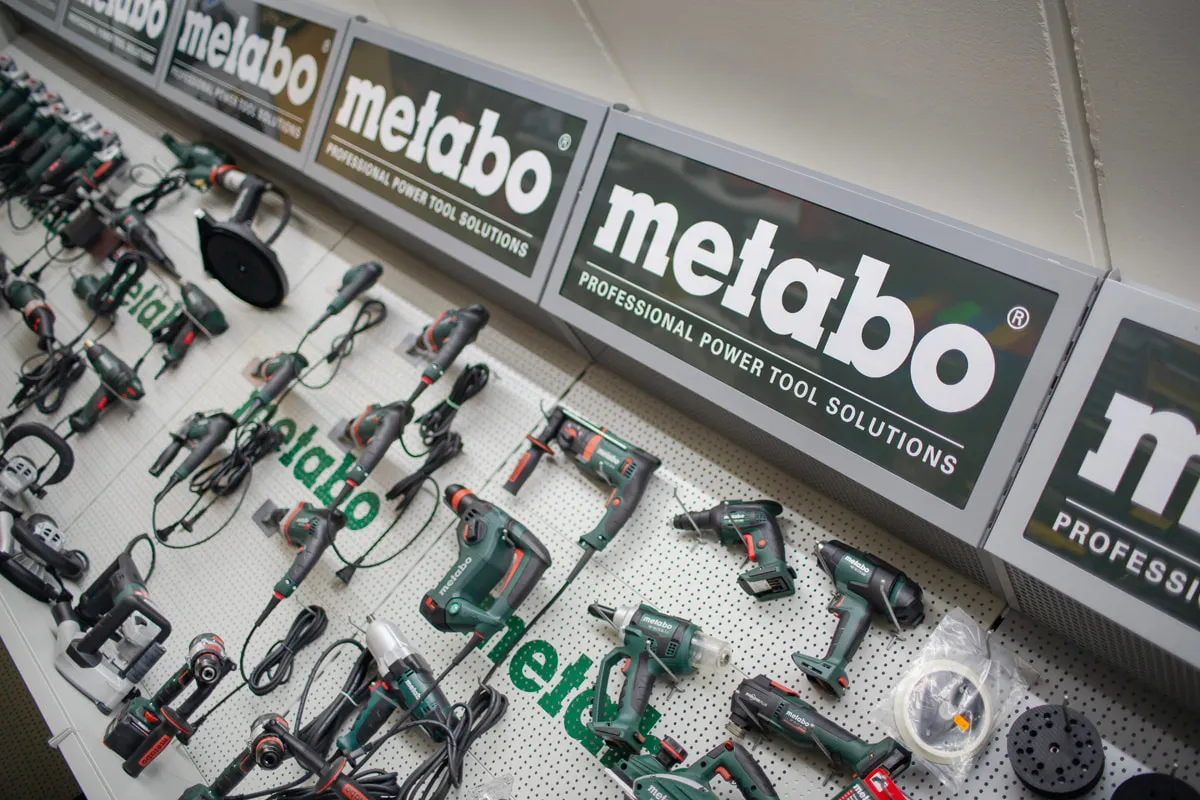 Parete Metabo con elettroutensili professionali nel punto vendita