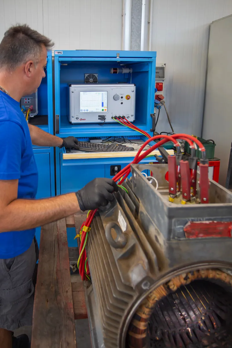 Tecnico al banco prova di un motore elettrico