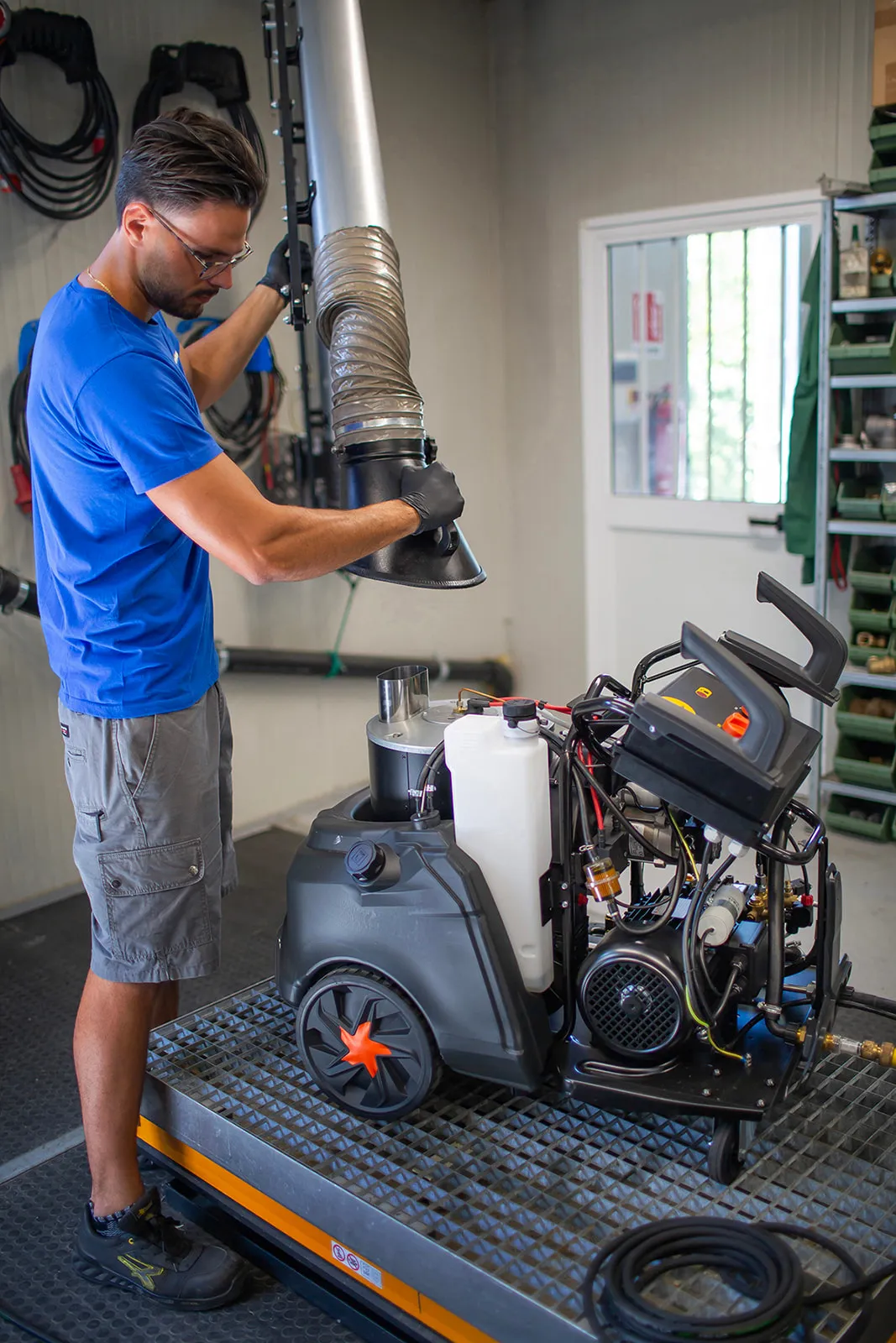 Tecnico Elettromec al banco di lavoro in officina