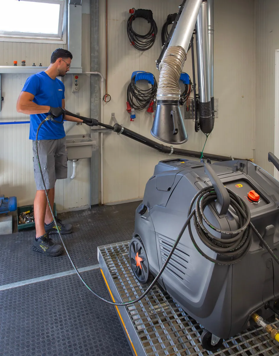 Tecnico Elettromec che controlla un macchinario in officina